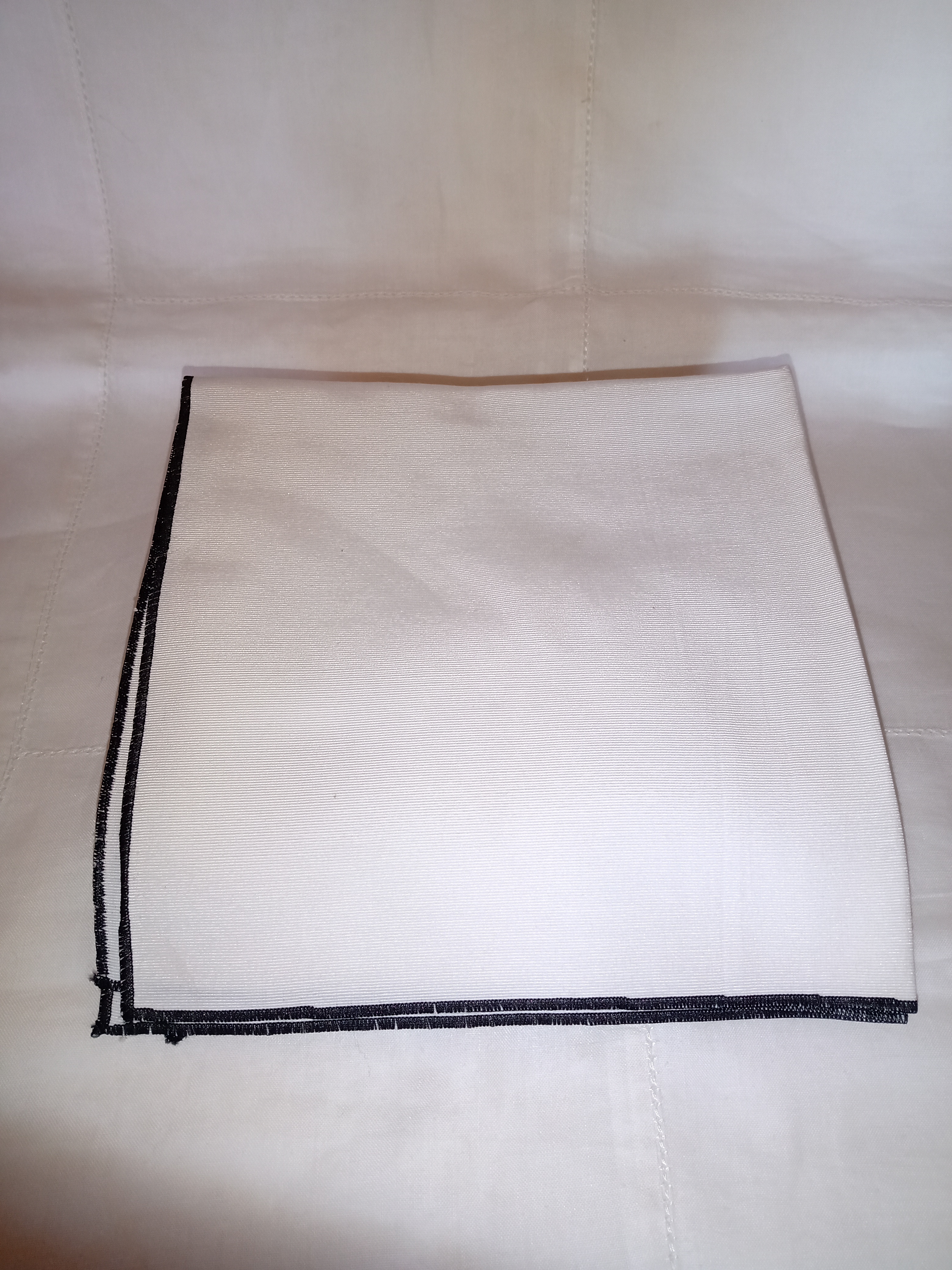 GUARDANAPO BRANCO COM BORDA PRETA